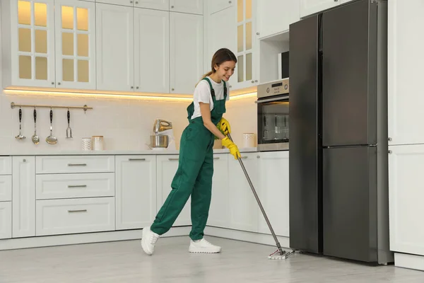 Γυναικείο Πάτωμα Καθαρισμού Σφουγγαρίστρα Στο Σπίτι — Φωτογραφία Αρχείου