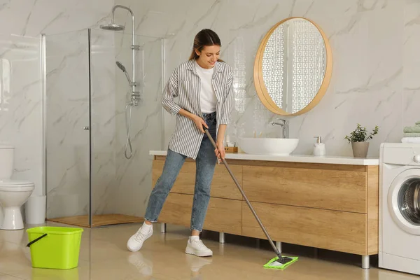 Mujer Limpiando Piso Con Fregona Casa — Foto de Stock