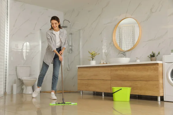 Mujer Limpiando Piso Con Fregona Casa — Foto de Stock