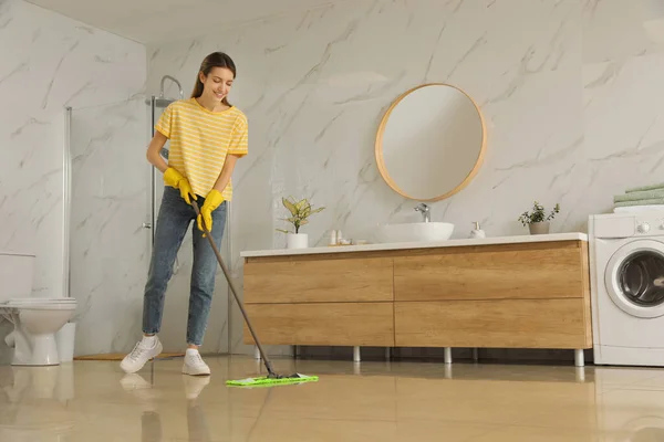 Mujer Limpiando Piso Con Fregona Casa — Foto de Stock