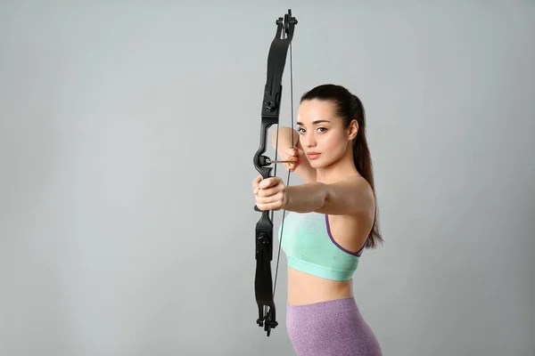 Jovem Praticando Tiro Com Arco Fundo Cinza Claro Espaço Para — Fotografia de Stock