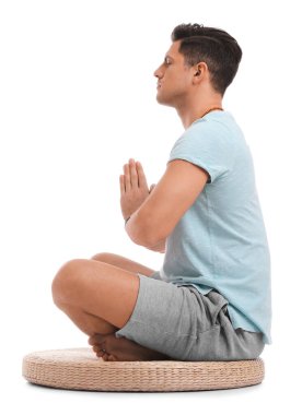 Beyaz arka plan üzerinde meditasyon yapan bir adam. Zen kavramı