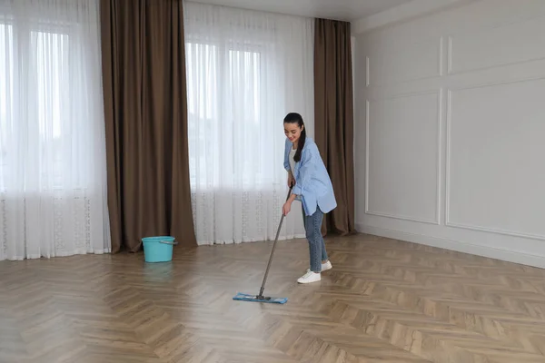 Junge Frau Putzt Boden Mit Wischmopp Leerem Raum — Stockfoto