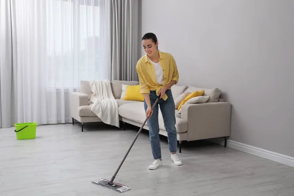 Mujer Joven Limpieza Piso Con Fregona Sala Estar — Foto de Stock