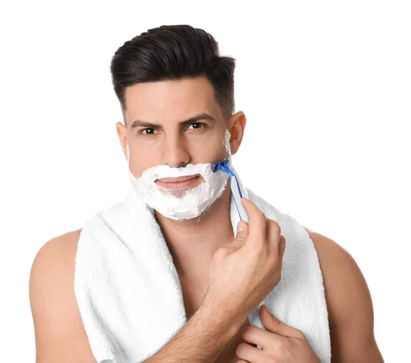 Bonito Homem Barbear Com Navalha Fundo Branco — Fotografia de Stock