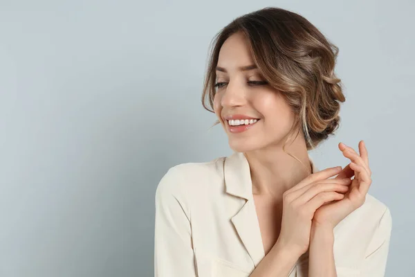 Jovem Com Penteado Bonito Fundo Cinza Claro Espaço Para Texto — Fotografia de Stock