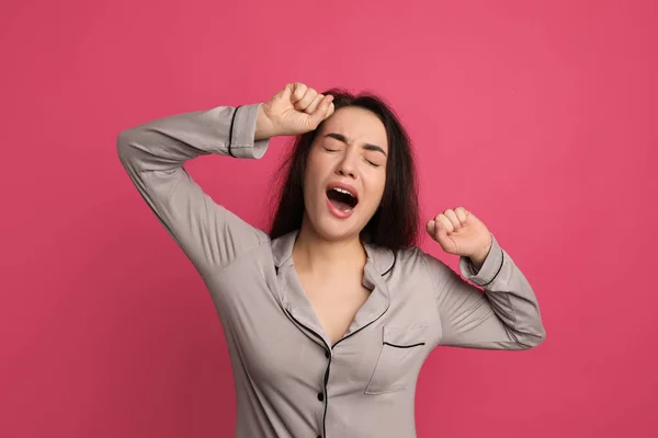 Giovane Donna Stanca Sbadigliare Sfondo Rosa — Foto Stock