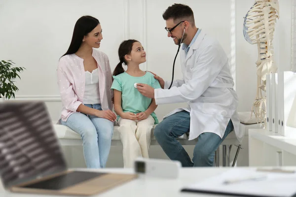 Mother Daughter Visiting Pediatrician Hospital Doctor Examining Little Girl — Stock Photo, Image