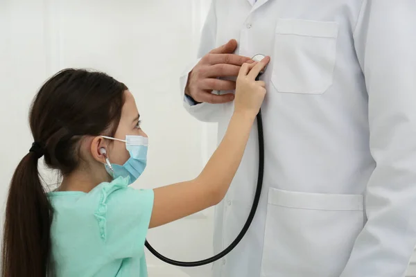 Mała Dziewczynka Bawiąca Się Pediatrą Podczas Wizyty Szpitalu Pacjent Noszący — Zdjęcie stockowe
