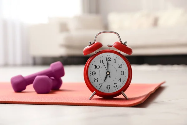 Reloj Despertador Esterilla Yoga Mancuernas Suelo Madera Interiores Ejercicio Matutino — Foto de Stock