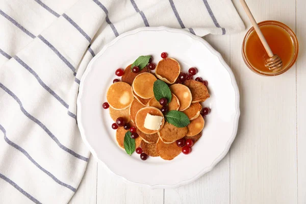 Cereal Pancake Dengan Cranberry Dan Mentega Atas Meja Kayu Putih — Stok Foto