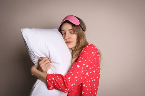 Junge Müde Frau Mit Schlafmaske Und Kopfkissen Auf Beigem Hintergrund — Stockfoto