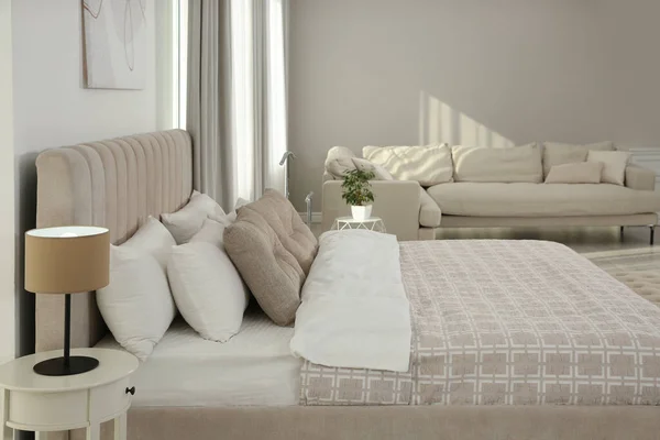 モダンな家具とスタイリッシュなホテルのベッドルームのインテリア — ストック写真