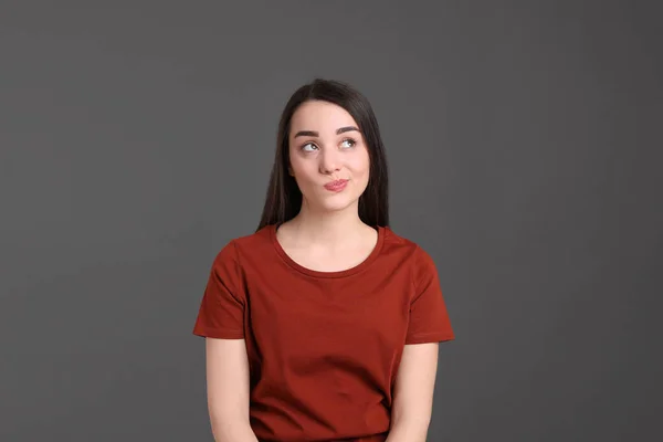 Retrato Jovem Emocional Fundo Cinza Escuro Conceito Personalidade — Fotografia de Stock