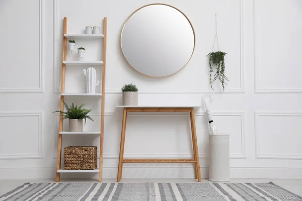 Table Console Avec Étagère Miroir Sur Mur Blanc Dans Couloir — Photo