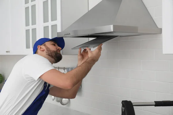Werknemer Repareert Moderne Afzuigkap Keuken — Stockfoto