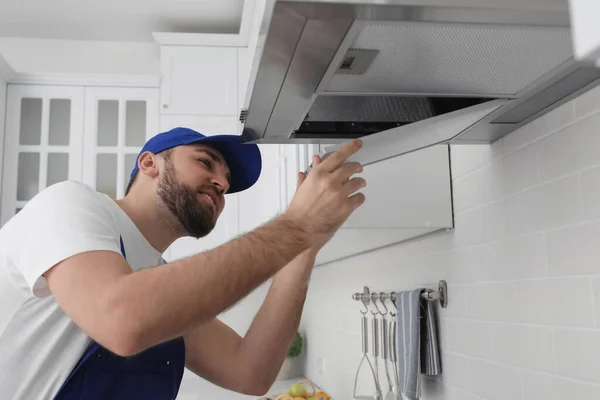 Werknemer Repareert Moderne Afzuigkap Keuken — Stockfoto