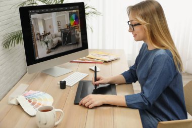Masada grafik tableti üzerinde çalışan profesyonel rötuşçu