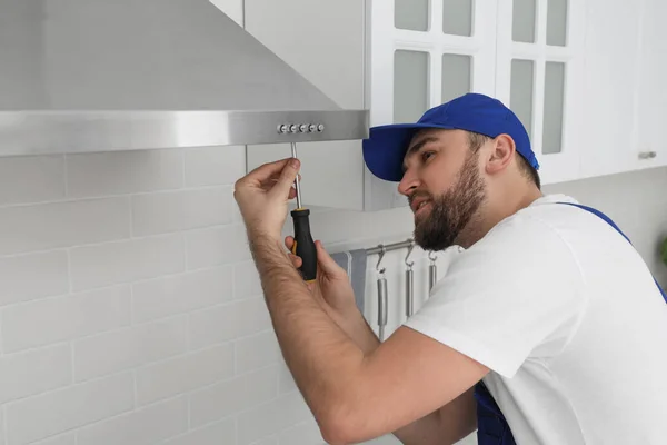 Werknemer Repareert Moderne Afzuigkap Keuken — Stockfoto