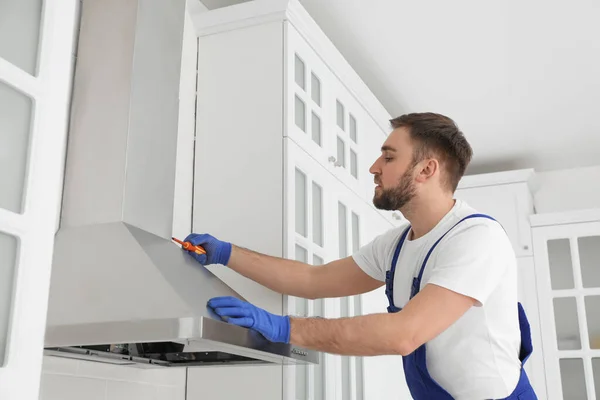 Trabalhador Reparar Capuz Fogão Moderno Cozinha — Fotografia de Stock