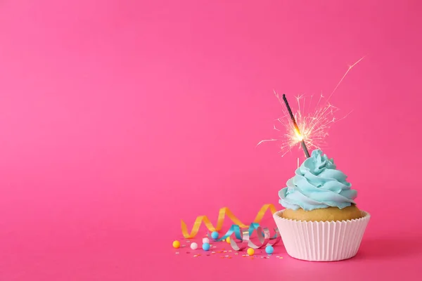 Bolo Aniversário Com Brilho Ardente Streamers Fundo Rosa Espaço Para — Fotografia de Stock