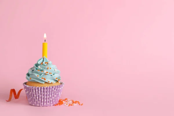 День Рождения Кекс Горящей Свечой Лентой Брызгами Розовом Фоне Пространство — стоковое фото