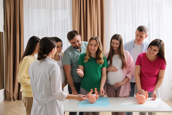 Femmes Enceintes Avec Des Hommes Médecin Des Cours Pour Les — Photo