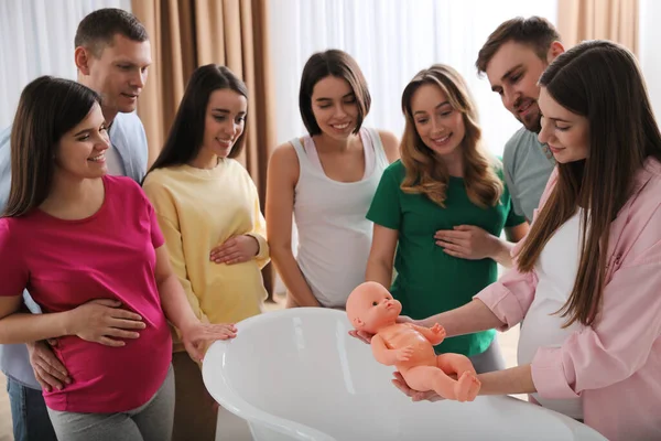 Pregnant Women Men Learning How Bathe Baby Courses Expectant Parents — Stock Photo, Image