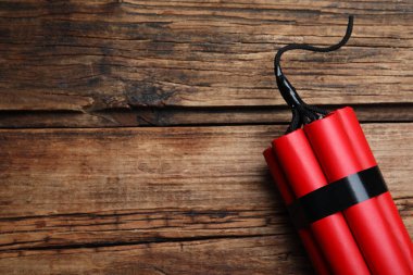 Tahta arka planda kırmızı dinamit bombası, üst manzara. Metin için boşluk