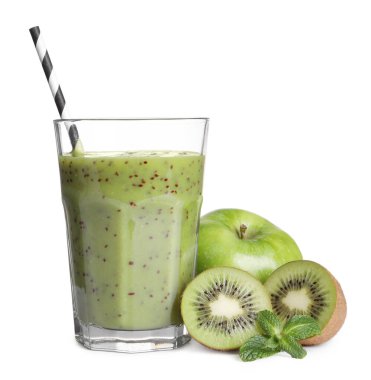 Lezzetli kivi püresi ve beyaz arka planda taze meyveler.