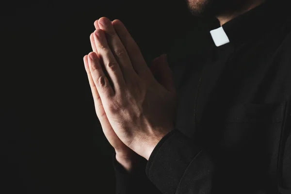 Cüppeli Rahip Karanlık Arka Planda Dua Ediyor Yakın Plan — Stok fotoğraf