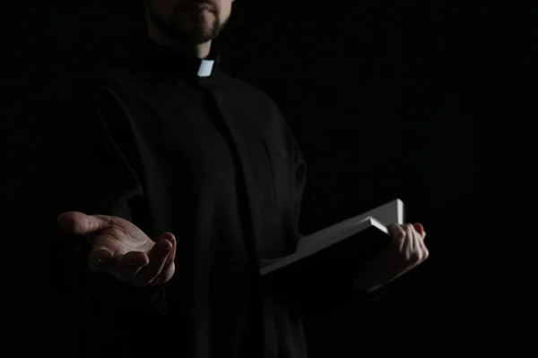 Священик Біблії Молиться Темному Фоні Під Єднаний — стокове фото