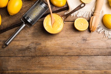 Lezzetli limon püresi ve ahşap masada taze meyveler. Metin için boşluk