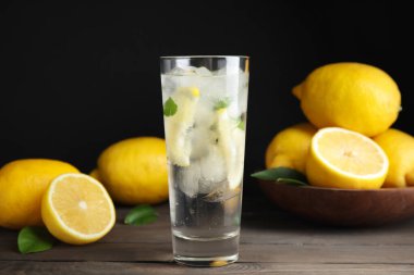 Soğuk taze limonata ve ahşap masada meyveler.