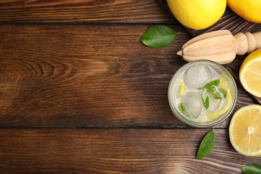 Serin taze limonata, krema ve ahşap masada meyveler, düz uzanma. Metin için boşluk