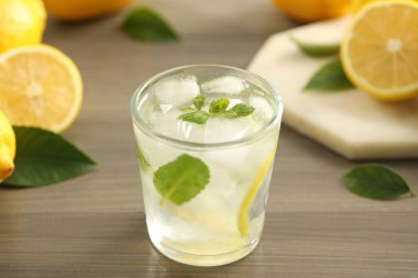 Ahşap masada camdan yapılmış limonata, yakın plan.