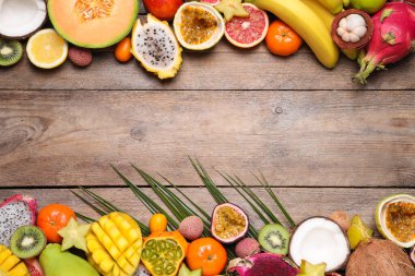 Farklı egzotik meyvelerin çerçevesi ahşap masada, düz yerde. Metin için boşluk