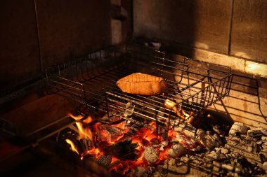 Fırında ton balıklı ızgara sepeti, yakın çekim.