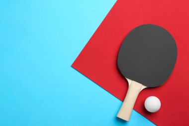 Renkli arka planda pinpon raketi ve top düz yatıyordu. Metin için boşluk