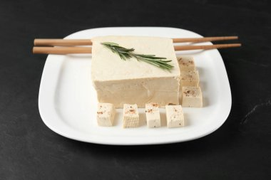 Siyah masada biberiyeli lezzetli tofu parçaları. Soya peyniri.