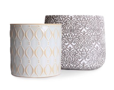 Beyaz renkte izole edilmiş farklı seramik saksılar.