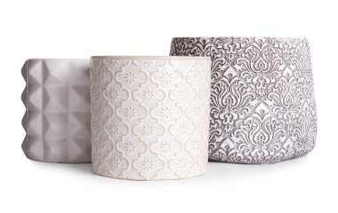 Beyaz arkaplanda farklı seramik saksılar