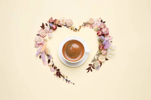 Vacker Hjärtformad Blommig Komposition Med Kopp Kaffe Beige Bakgrund Platt — Stockfoto