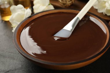 Kaplıca gövdesi için kozmetik ürünleri içeren kompozisyon siyah arkaplan, yakın plan