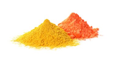 Beyaz arka planda renkli pudra boyaları. Holi festivali