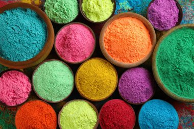 Arka plan olarak renkli pudra boyaları, üst manzara. Holi festivali