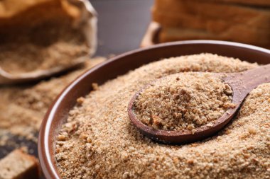 Taze ekmek kırıntıları kasede ve kaşıkta masada, yakın plan.