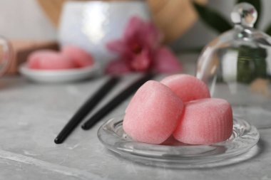 Gri masada nefis mochi, mesaj için yer var. Geleneksel Japon tatlısı