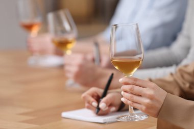 Sommelier 'ler kapalı mekanlarda farklı türde şarap tadıyorlar.