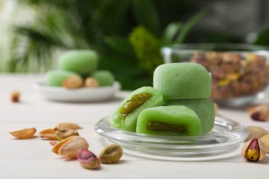 Beyaz masada lezzetli mochi ve şam fıstığı. Geleneksel Japon tatlısı